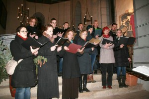 Adventsmarkt: Der KapellenDorfChor singt zur Andacht in der Kirche